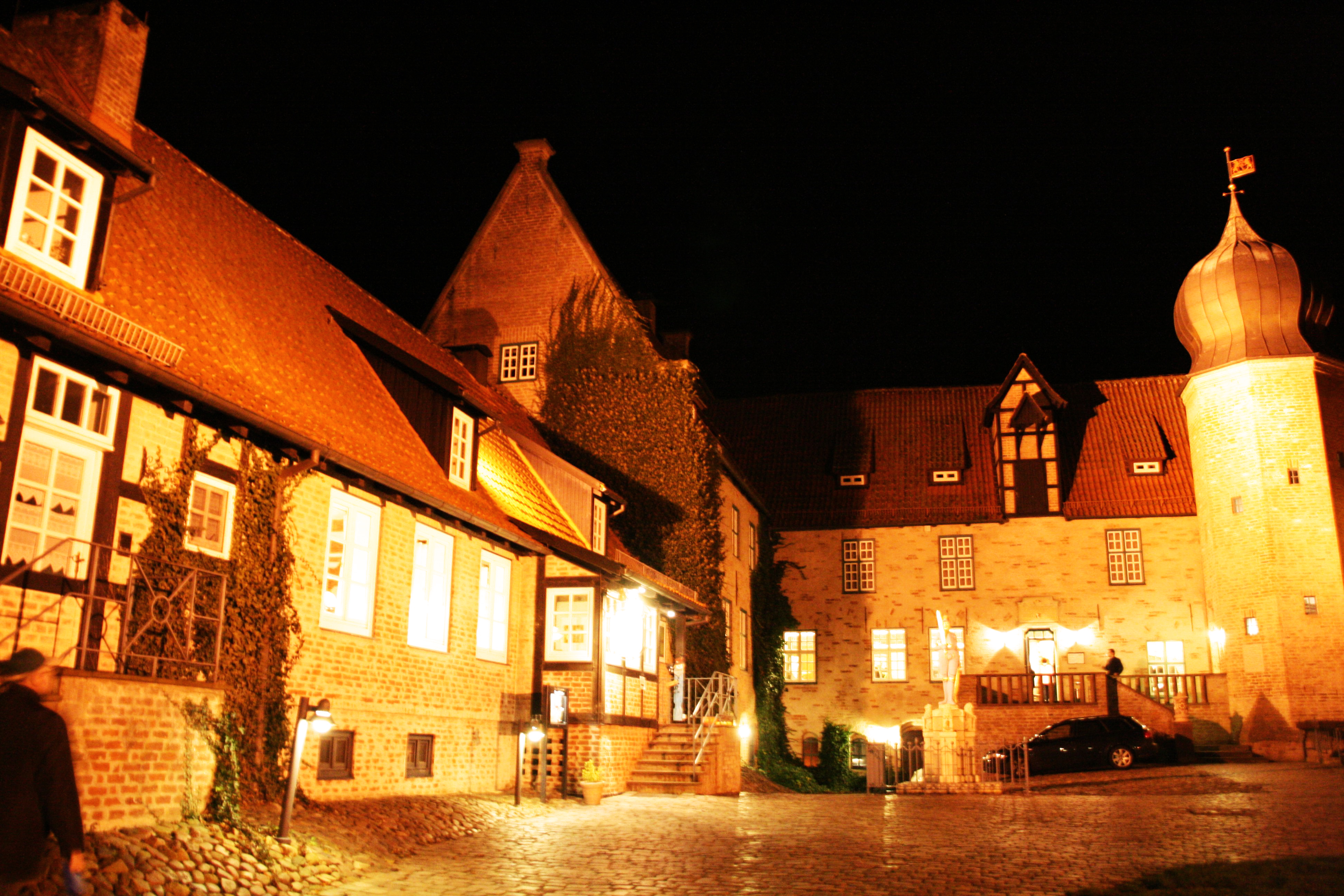 Burg zu Bederkesa / Burghof mit Restaurant